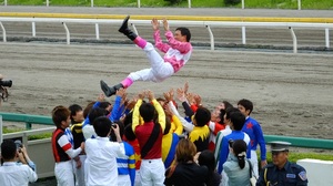 佐藤裕太騎手胴上げ