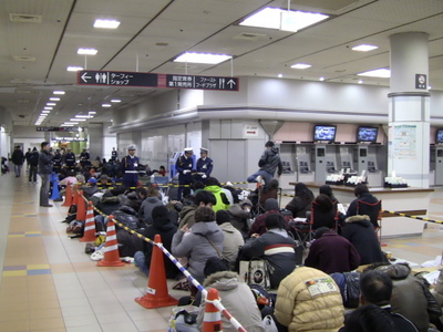 開門前、スタンド地下