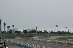 曇り空の門別競馬場