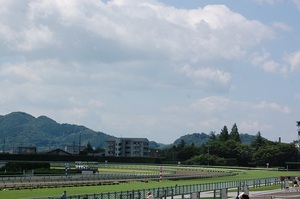 青空が見える福島競馬場