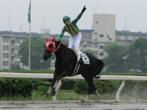 倉地学はゴール板手前でガッツポーズ！！