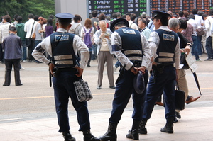 警察官の姿