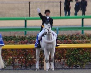 誘導馬に乗る菅原勲（岩手）