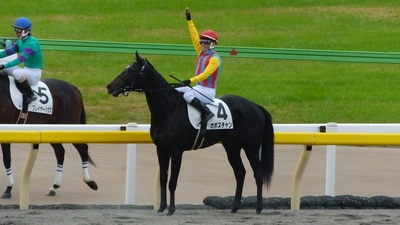 復帰後初勝利を祝福するファンからの拍手に応える後藤浩輝騎手