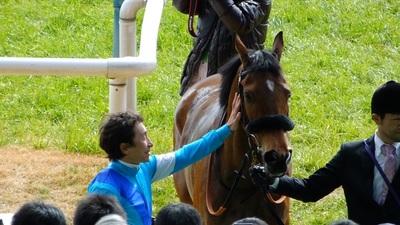 ビッシュの顔を撫でる横山典弘騎手