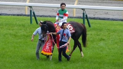 優勝馬クリプトグラムと福永祐一騎手