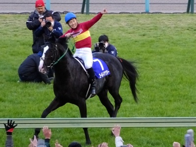 ファンの歓声に応える吉田隼人騎手