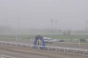 霧の中の門別競馬場