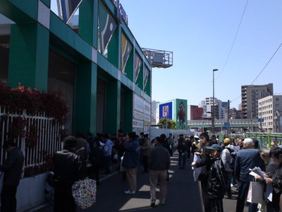 開門前の川崎競馬場