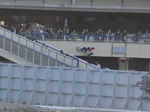 歩道橋で見ている人たち